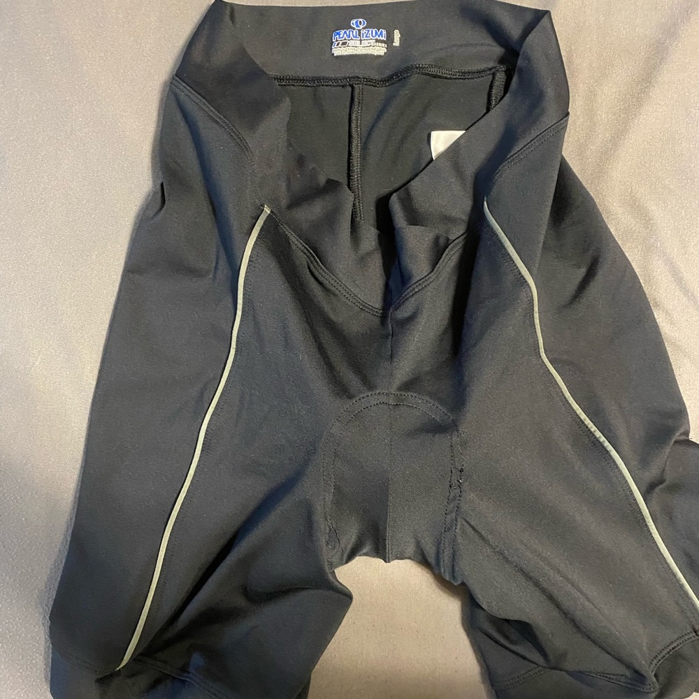 Pearl Izumi cycling shorts size large.